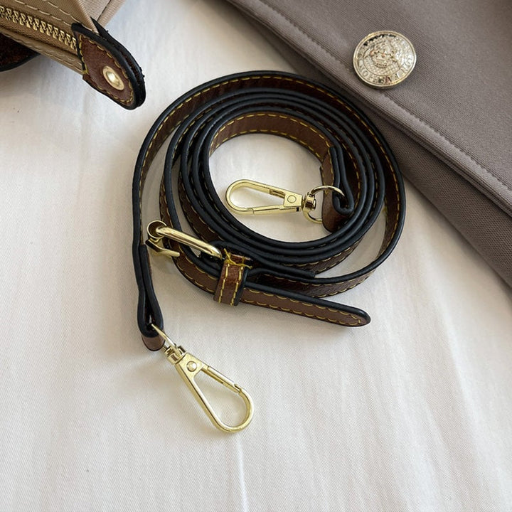 "Colorblock Mini Crossbody-väska för kvinnor, blått, svart och khaki mönster, slitstarkt nylon, justerbar rem."