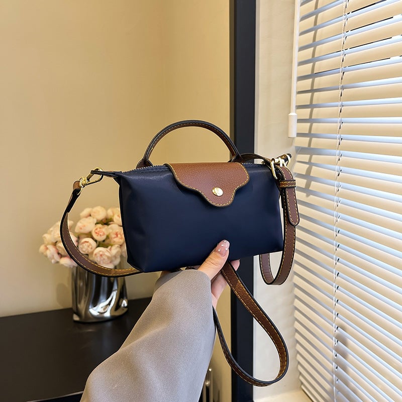 "Colorblock Mini Crossbody-väska för kvinnor, blått, svart och khaki mönster, slitstarkt nylon, justerbar rem."