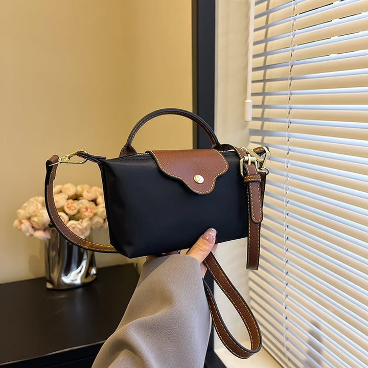 "Colorblock Mini Crossbody-väska för kvinnor, blått, svart och khaki mönster, slitstarkt nylon, justerbar rem."