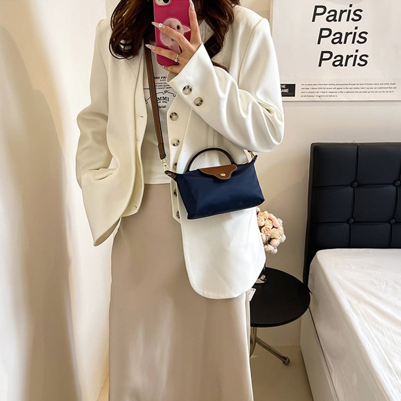"Colorblock Mini Crossbody-väska för kvinnor, blått, svart och khaki mönster, slitstarkt nylon, justerbar rem."