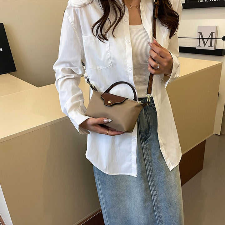 "Colorblock Mini Crossbody-väska för kvinnor, blått, svart och khaki mönster, slitstarkt nylon, justerbar rem."