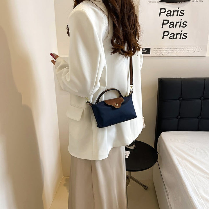 "Colorblock Mini Crossbody-väska för kvinnor, blått, svart och khaki mönster, slitstarkt nylon, justerbar rem."