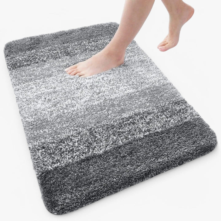 Stilren Corinna badrumsmatta. Snabbtorkande, superabsorberande och halkfri design för modern heminredning.