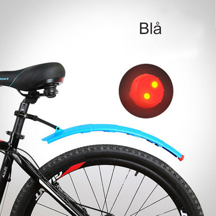 "Cykel stänkskydd, justerbart och vattentätt, med inbyggt bakljus, i svart plast för optimal säkerhet och synlighet."