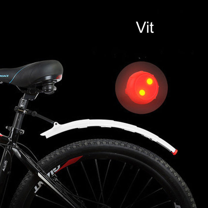 "Cykel stänkskydd, justerbart och vattentätt, med inbyggt bakljus, i svart plast för optimal säkerhet och synlighet."