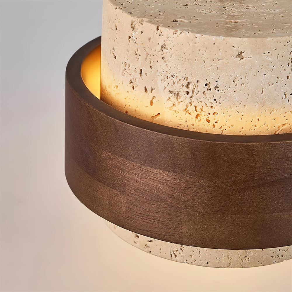 Designad taklampa i travertin och valnötsträ, för en modern hemmiljö.