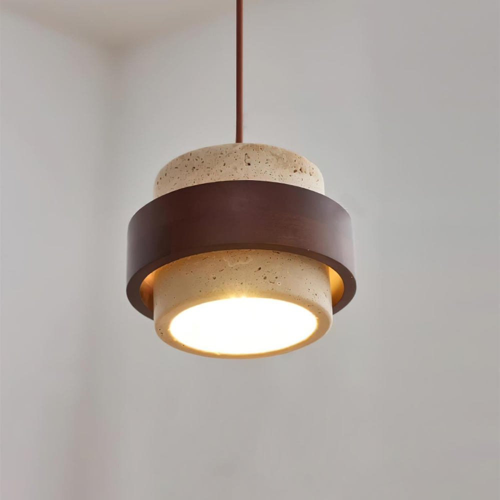 Hänglampa av natursten, travertin och valnötsträ, perfekt för modern stil.
