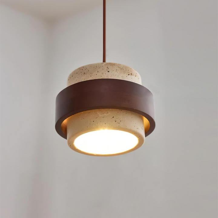 Hänglampa av natursten, travertin och valnötsträ, perfekt för modern stil.