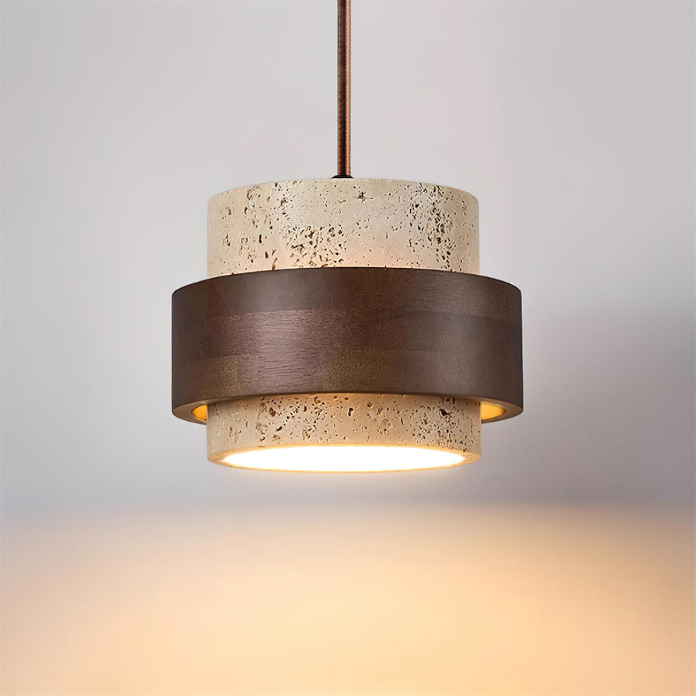 Elegant vardagsrumsbelysning: cylindrisk pendellampa i travertin och valnötsträ.