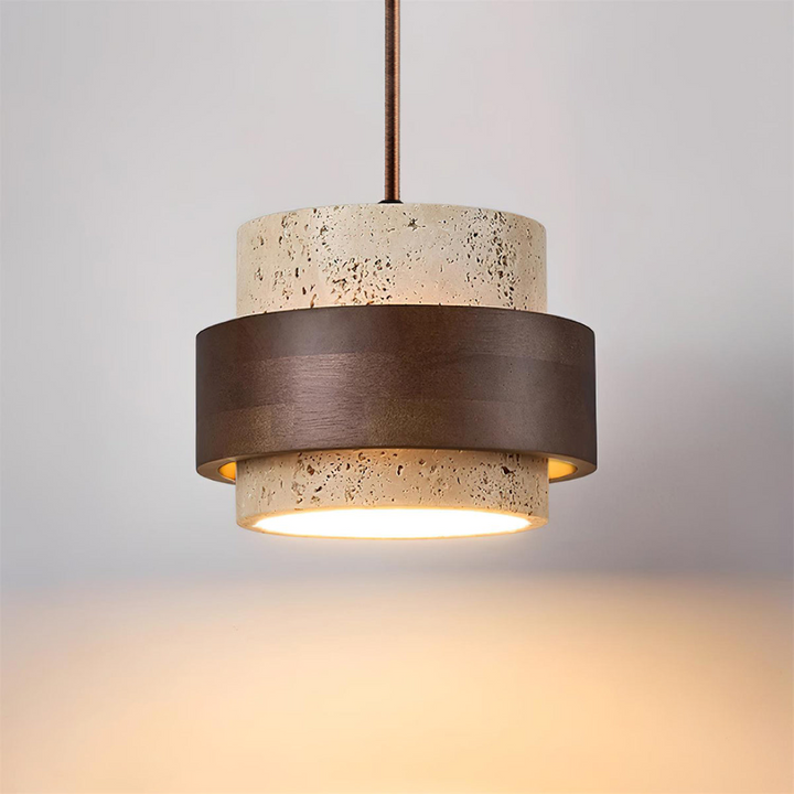 Elegant vardagsrumsbelysning: cylindrisk pendellampa i travertin och valnötsträ.