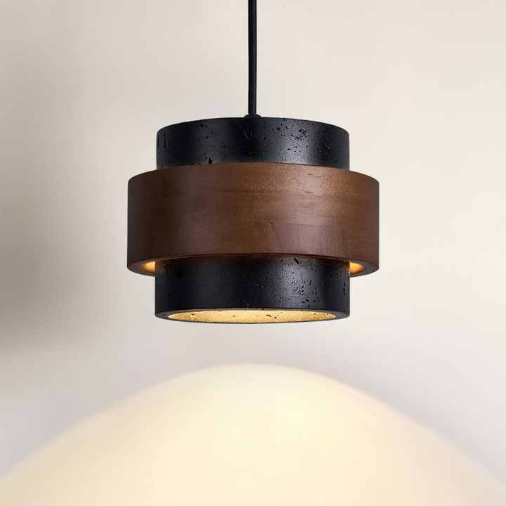 Natursten och valnötsträ kombinerat i denna eleganta travertin taklampa.