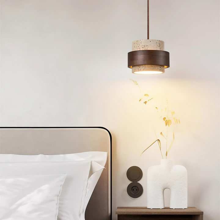 Elegant cylindrisk pendellampa i travertin, perfekt för matsalsbelysning.