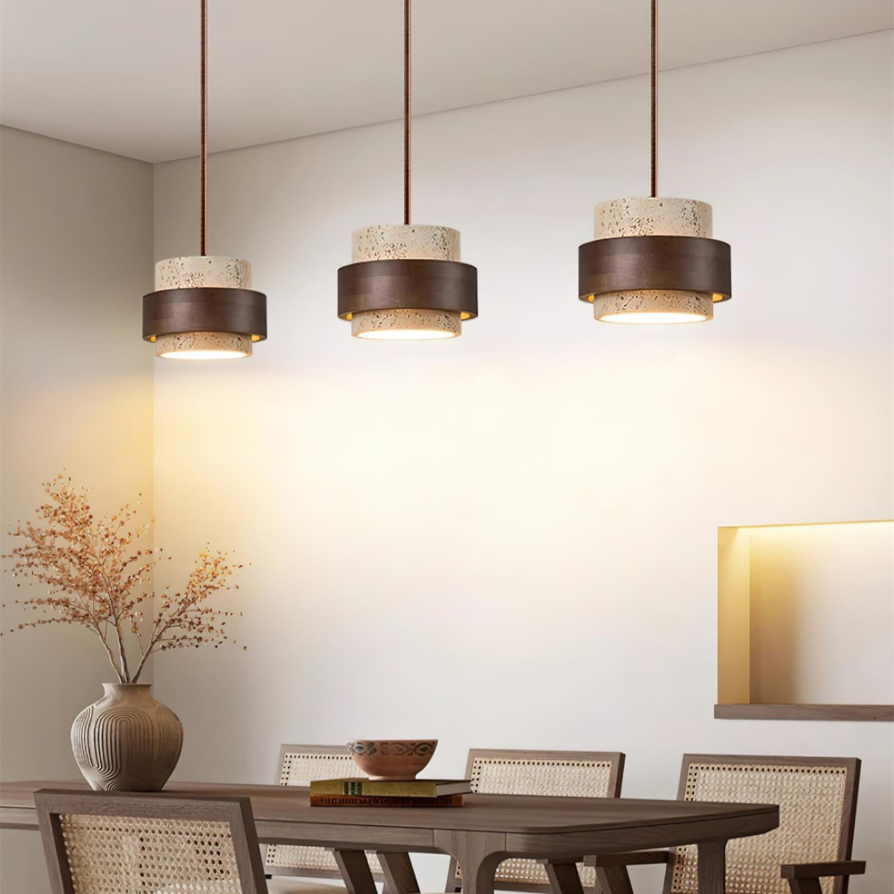 Natursten hänglampa: cylindrisk travertinlampa med valnötsträdetaljer.