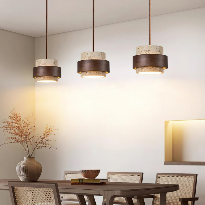 Natursten hänglampa: cylindrisk travertinlampa med valnötsträdetaljer.