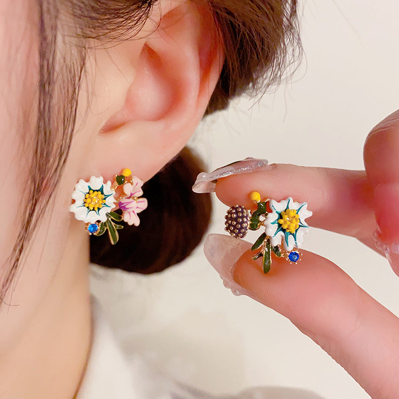 "Daisy Flower asymmetriska örhängen i koppar, eleganta och lätta, blomdesign för kvinnor. Perfekta för både vardag och fest."