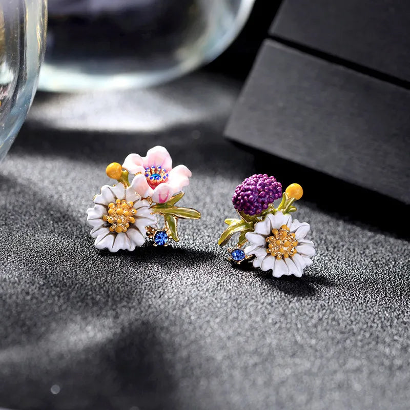 "Daisy Flower asymmetriska örhängen i koppar, eleganta och lätta, blomdesign för kvinnor. Perfekta för både vardag och fest."