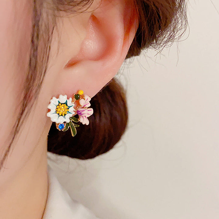 "Daisy Flower asymmetriska örhängen i koppar, eleganta och lätta, blomdesign för kvinnor. Perfekta för både vardag och fest."