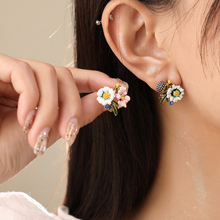 "Daisy Flower asymmetriska örhängen i koppar, eleganta och lätta, blomdesign för kvinnor. Perfekta för både vardag och fest."