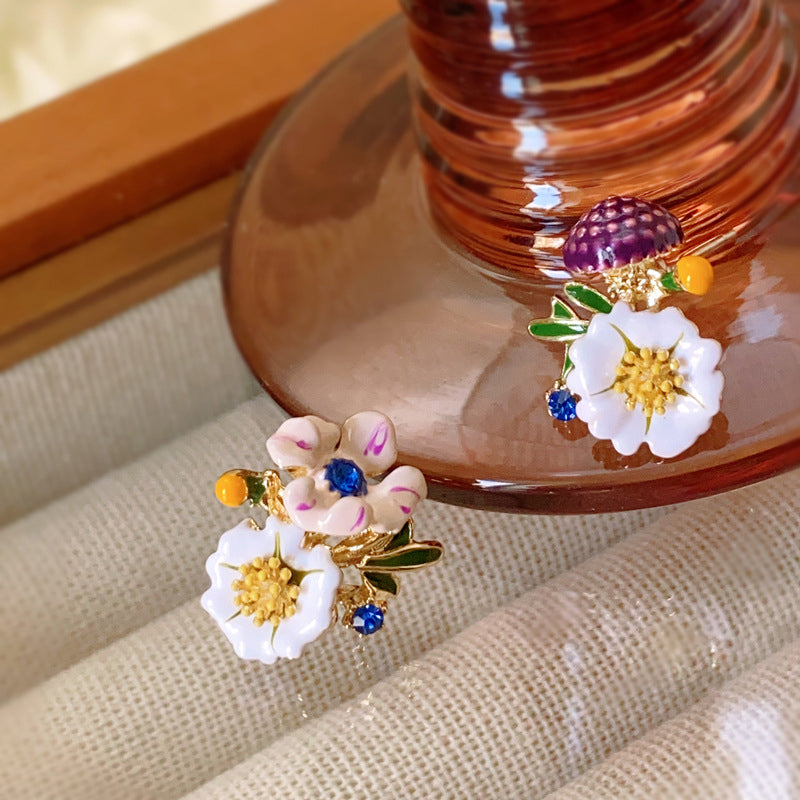 "Daisy Flower asymmetriska örhängen i koppar, eleganta och lätta, blomdesign för kvinnor. Perfekta för både vardag och fest."