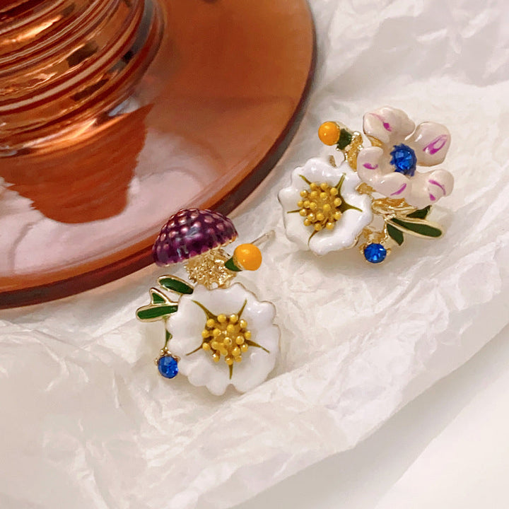 "Daisy Flower asymmetriska örhängen i koppar, eleganta och lätta, blomdesign för kvinnor. Perfekta för både vardag och fest."
