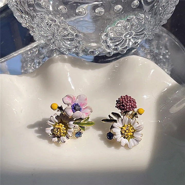 "Daisy Flower asymmetriska örhängen i koppar, eleganta och lätta, blomdesign för kvinnor. Perfekta för både vardag och fest."