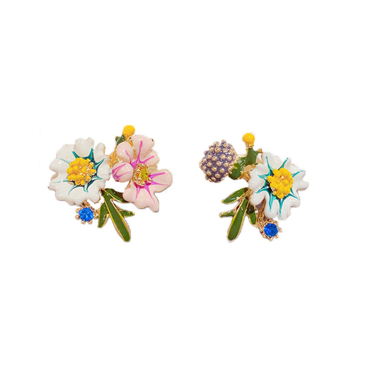 "Daisy Flower asymmetriska örhängen i koppar, eleganta och lätta, blomdesign för kvinnor. Perfekta för både vardag och fest."