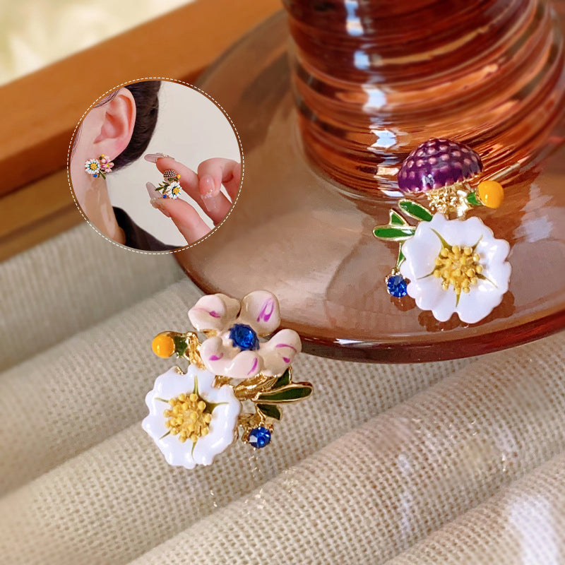 "Daisy Flower asymmetriska örhängen i koppar, eleganta och lätta, blomdesign för kvinnor. Perfekta för både vardag och fest."