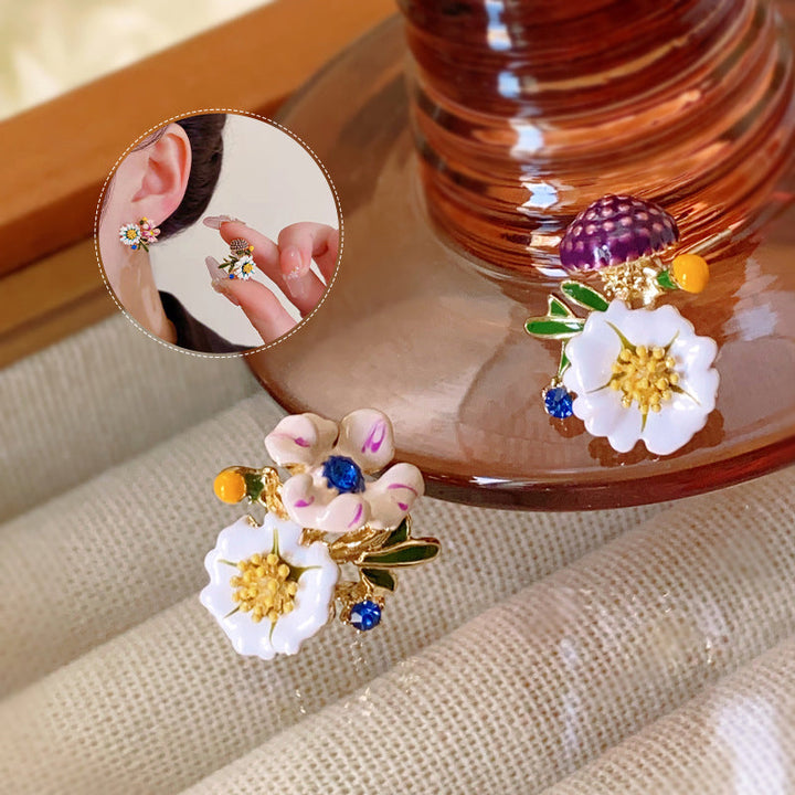 "Daisy Flower asymmetriska örhängen i koppar, eleganta och lätta, blomdesign för kvinnor. Perfekta för både vardag och fest."