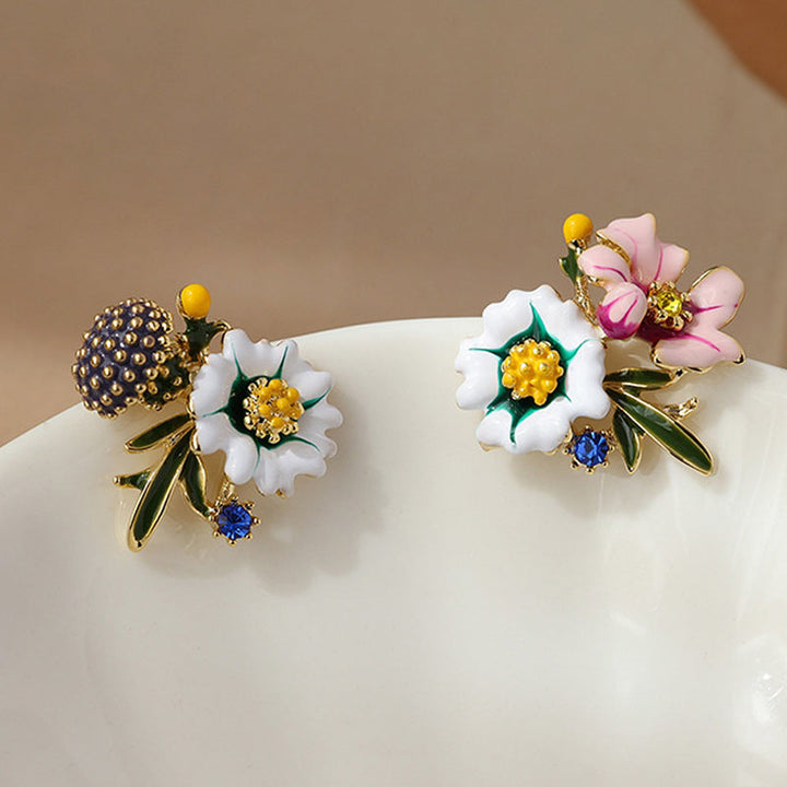 "Daisy Flower asymmetriska örhängen i koppar, eleganta och lätta, blomdesign för kvinnor. Perfekta för både vardag och fest."