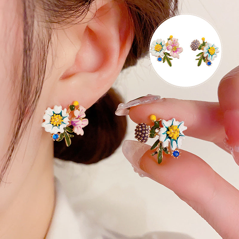 "Daisy Flower asymmetriska örhängen i koppar, eleganta och lätta, blomdesign för kvinnor. Perfekta för både vardag och fest."