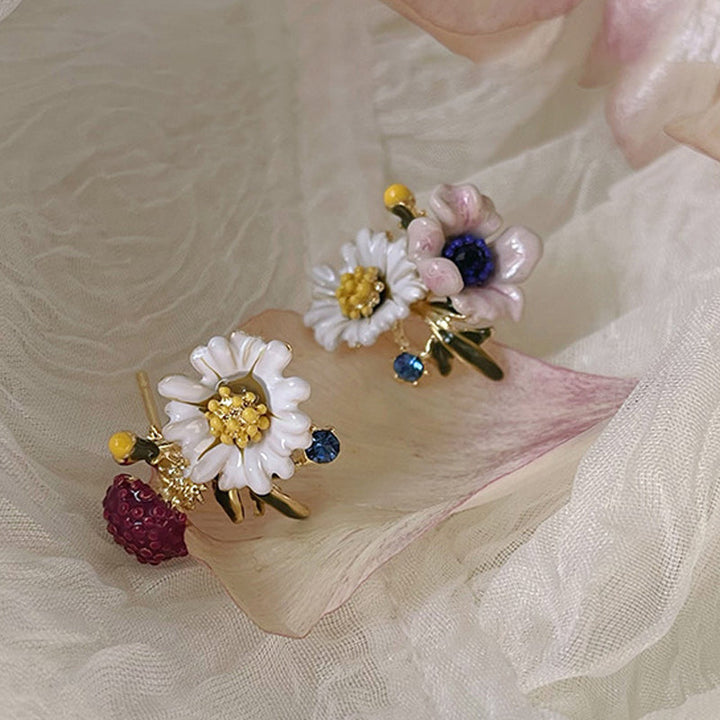 "Daisy Flower asymmetriska örhängen i koppar, eleganta och lätta, blomdesign för kvinnor. Perfekta för både vardag och fest."