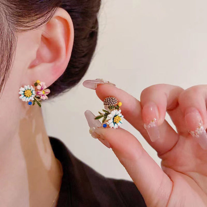 "Daisy Flower asymmetriska örhängen i koppar, eleganta och lätta, blomdesign för kvinnor. Perfekta för både vardag och fest."