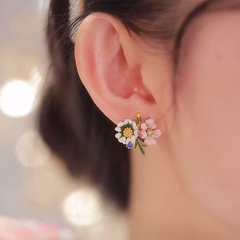 "Daisy Flower asymmetriska örhängen i koppar, eleganta och lätta, blomdesign för kvinnor. Perfekta för både vardag och fest."