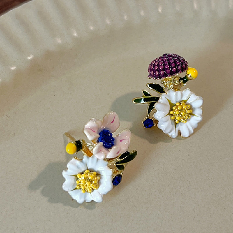 "Daisy Flower asymmetriska örhängen i koppar, eleganta och lätta, blomdesign för kvinnor. Perfekta för både vardag och fest."