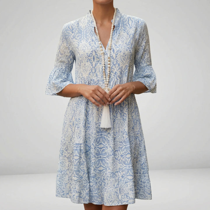 Elegant rose kortärmad sommarklänning. Lätt Alessia miniklänning i boho-stil, perfekt för soliga dagar.