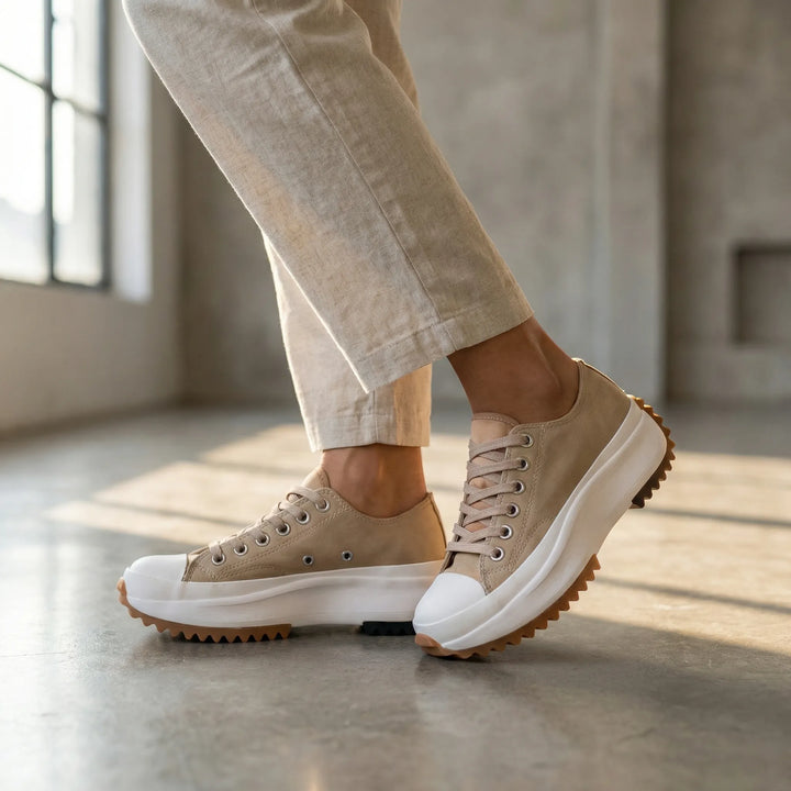 Dam Ashley platåsneaker med snörning, en stilren och bekväm vardagssko för modern komfort.