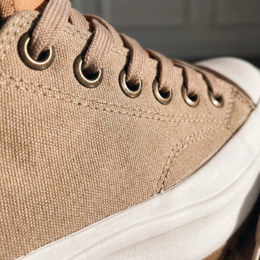 Snygga dam platåsneakers Ashley i svart/vit design, med komfort och stil för vardagen.