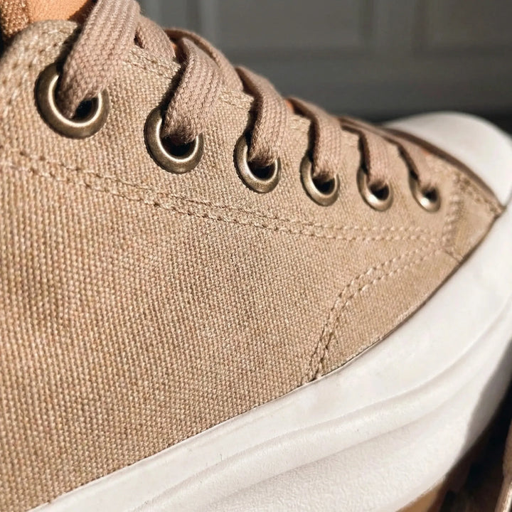 Snygga dam platåsneakers Ashley i svart/vit design, med komfort och stil för vardagen.