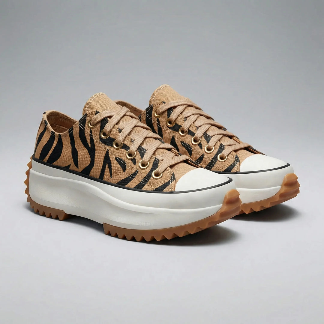 Dam Ashley platåsnörsneaker med tiger-detaljer. Stilren, bekväm och trendig vardagssko.