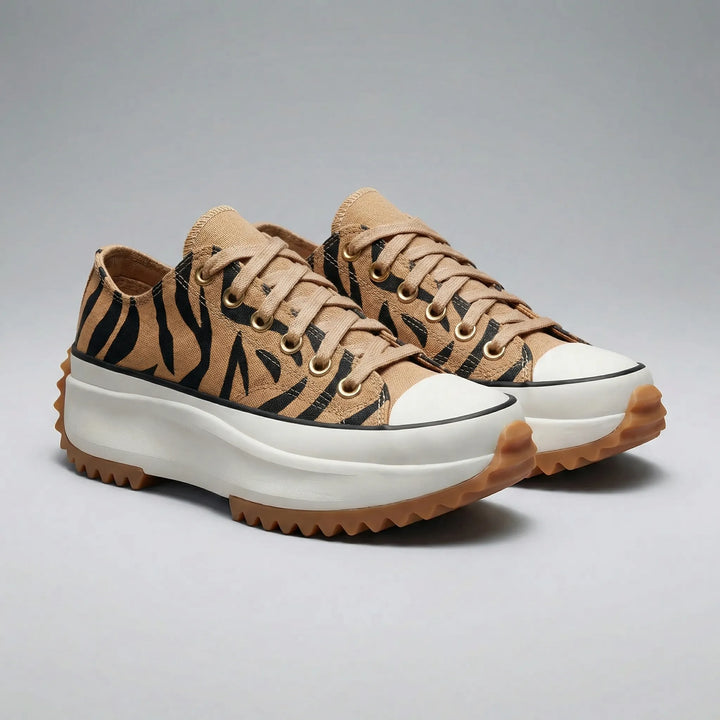 Dam Ashley platåsnörsneaker med tiger-detaljer. Stilren, bekväm och trendig vardagssko.