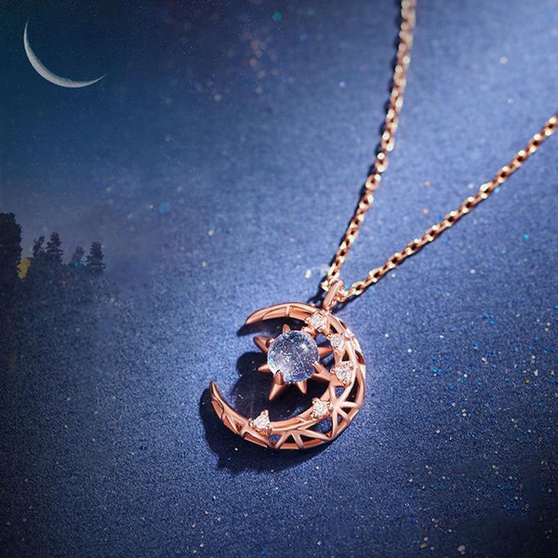 "Dam Astral Måne Halsband i rosé guld och silver, med måne och stjärndesign, justerbar kedja, smyckeaccessoar."
