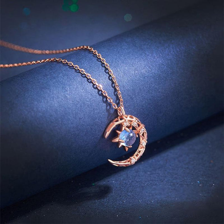 "Dam Astral Måne Halsband i rosé guld och silver, med måne och stjärndesign, justerbar kedja, smyckeaccessoar."