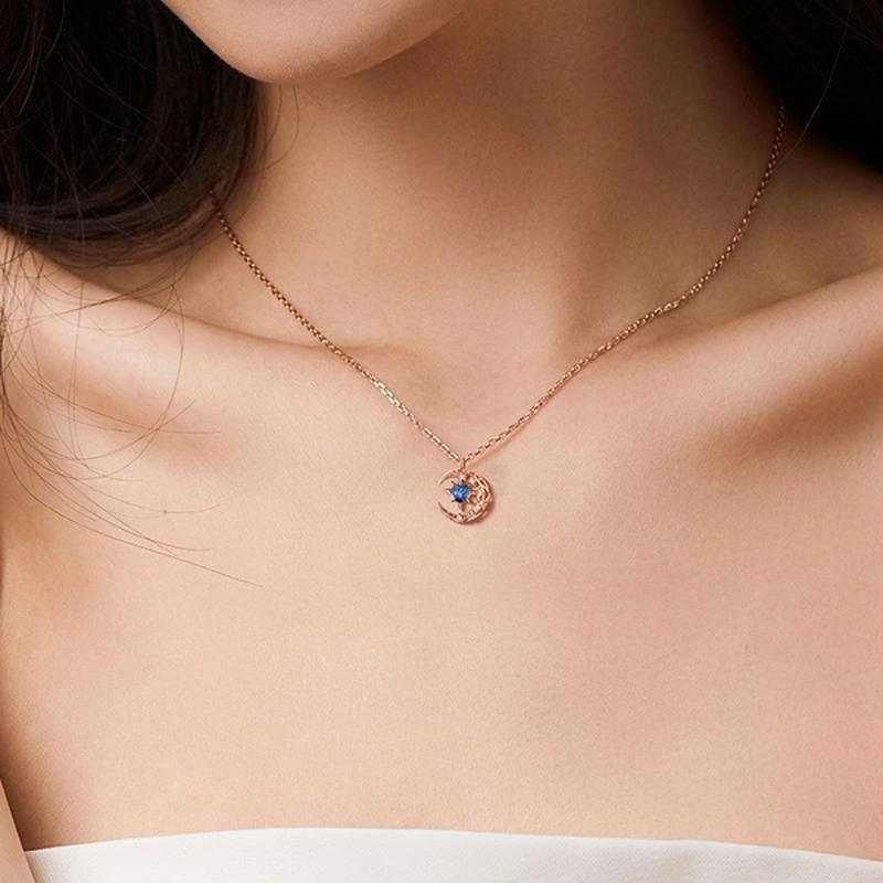 "Dam Astral Måne Halsband i rosé guld och silver, med måne och stjärndesign, justerbar kedja, smyckeaccessoar."