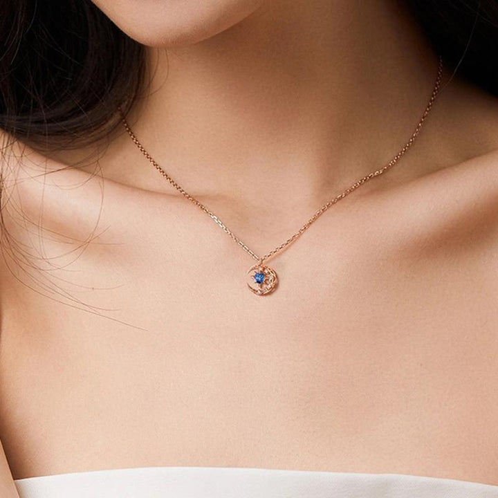 "Dam Astral Måne Halsband i rosé guld och silver, med måne och stjärndesign, justerbar kedja, smyckeaccessoar."