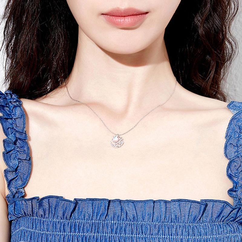 "Dam Astral Måne Halsband i rosé guld och silver, med måne och stjärndesign, justerbar kedja, smyckeaccessoar."