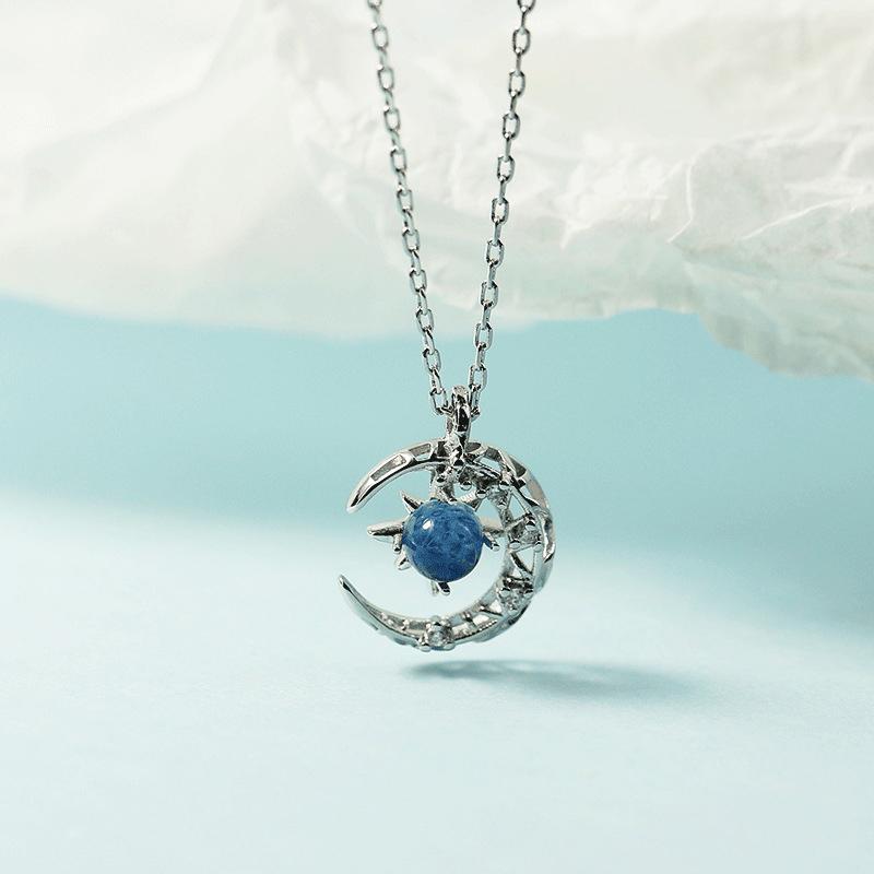 "Dam Astral Måne Halsband i rosé guld och silver, med måne och stjärndesign, justerbar kedja, smyckeaccessoar."