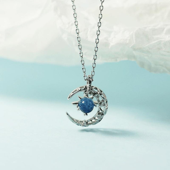 "Dam Astral Måne Halsband i rosé guld och silver, med måne och stjärndesign, justerbar kedja, smyckeaccessoar."