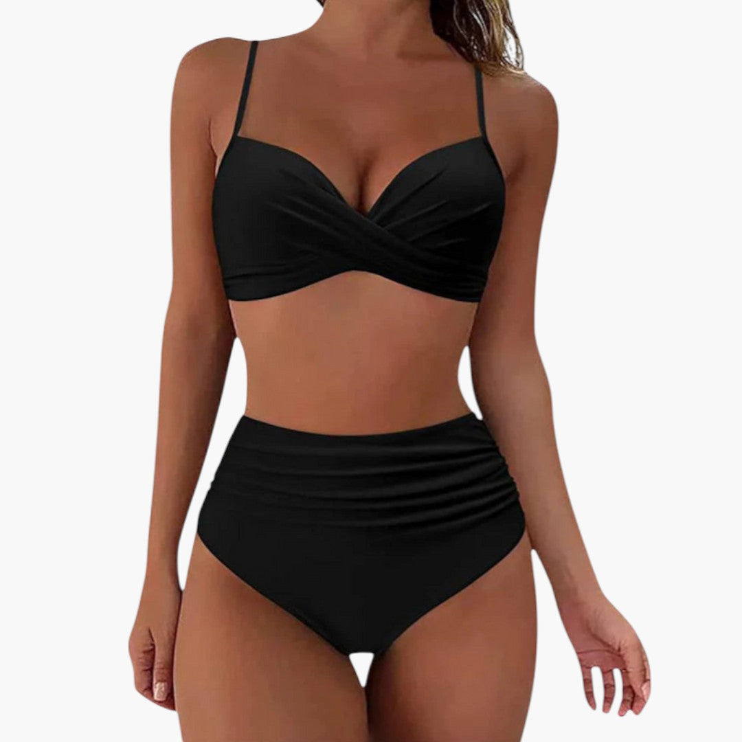 Kvinna i elegant blommig bikini. Justerbara badkläder för sommar, sol och badmode vid stranden.