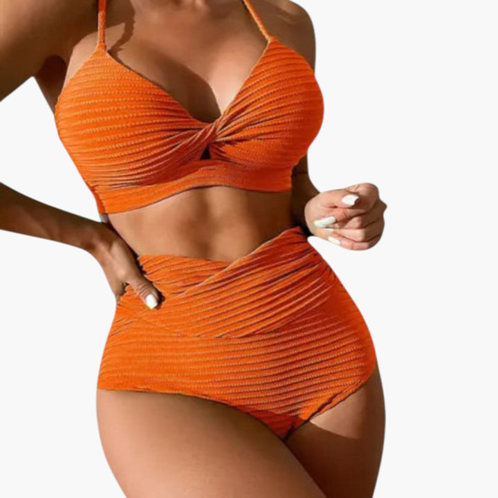 Detalj av mjukt, snabbtorkande material i dam bikini-set med hög midja. Komfortabla simkläder för soliga dagar.