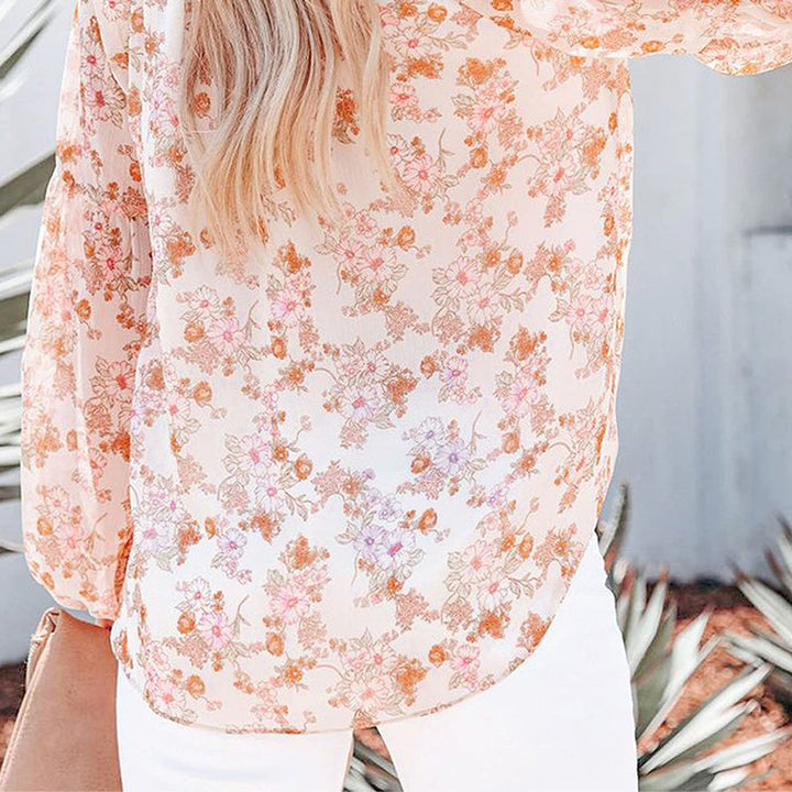 "Dam blommig boho blus, V-ringad långärmad, färgglatt blommönster på mjukt tyg, elegant och avslappnad design."